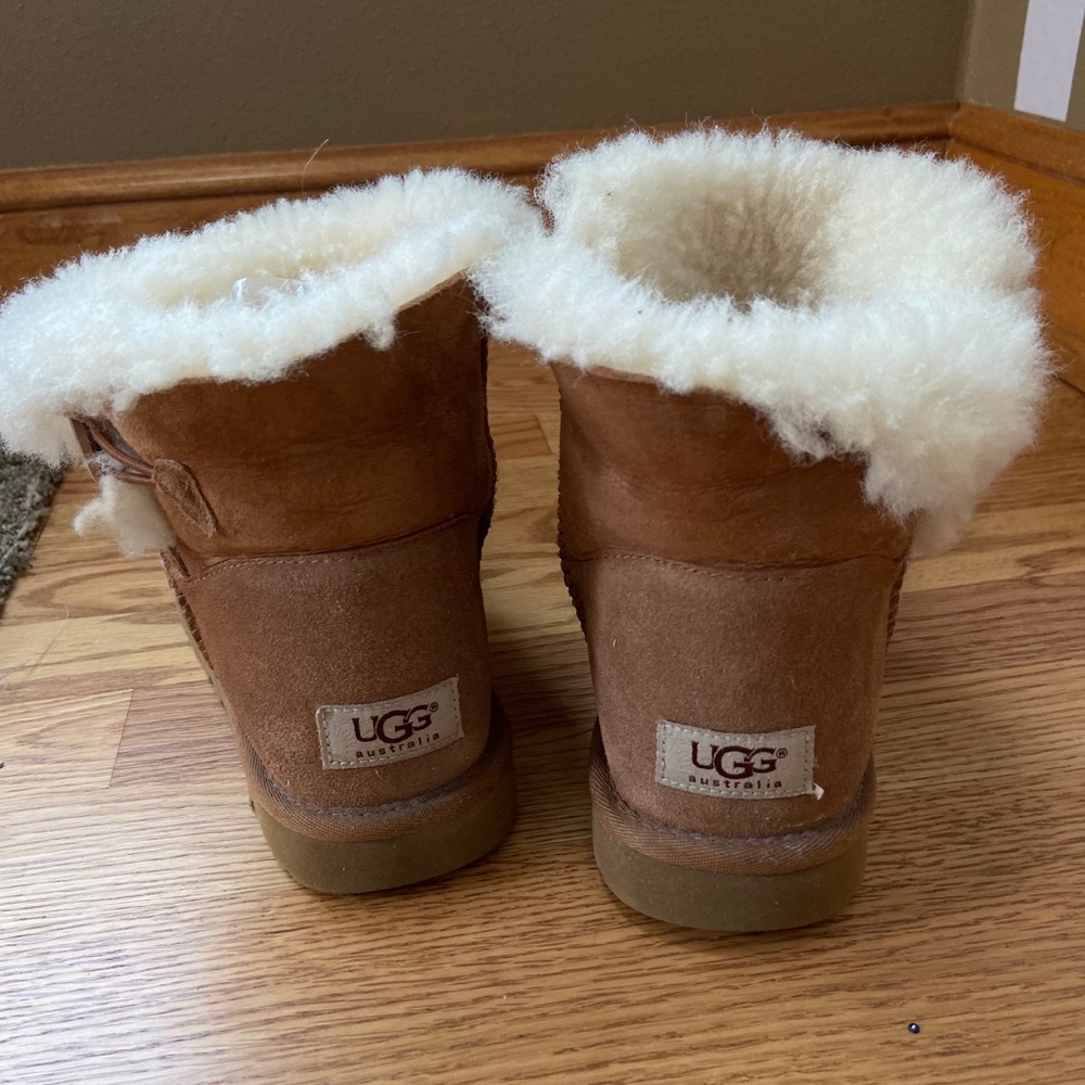 UGG BAILEY BUTTON SHORT Boot